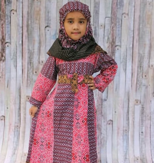 Hijab anak dengan pola batik tradisional